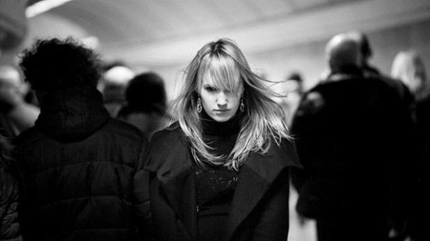 AL OTRO LADO. Fotos de mujeres en blanco y negro