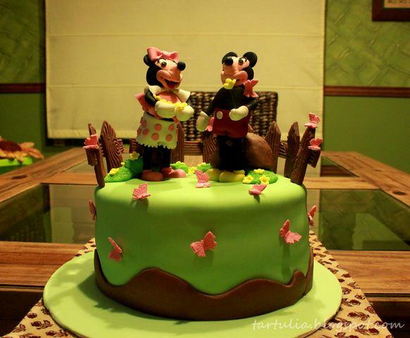 Minnie y Mickey en el campo. Tarta para un cumpleaños