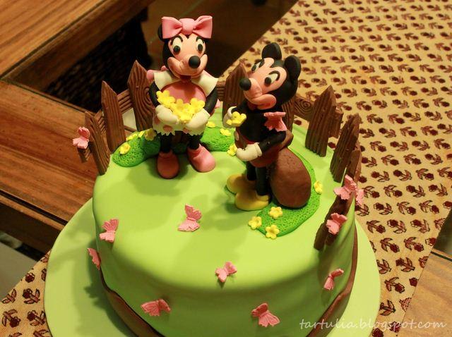Minnie y Mickey en el campo. Tarta para un cumpleaños