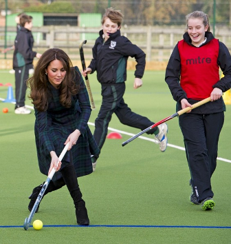 Kate Middleton jugó al jockey vestida de Alexander McQueen y con tacones