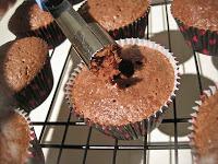 CUPCAKES PARA MIS COMPIS DE CHOCOLATE CON CEREZA CUPCAKES PARA MIS COMPIS DE CHOCOLATE CON CEREZA