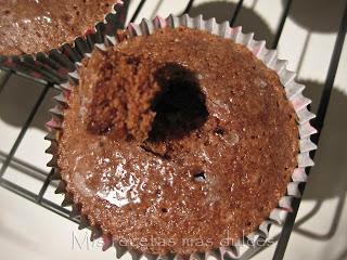 CUPCAKES PARA MIS COMPIS DE CHOCOLATE CON CEREZA CUPCAKES PARA MIS COMPIS DE CHOCOLATE CON CEREZA