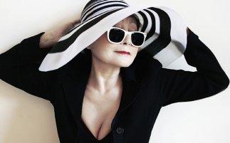 Yoko Ono, diseñadora de moda masculina Yoko Ono, diseñadora de moda masculina