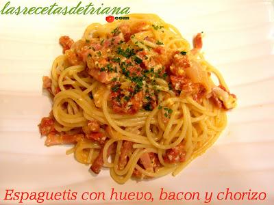 Espaguetis con huevo, chorizo y bacon