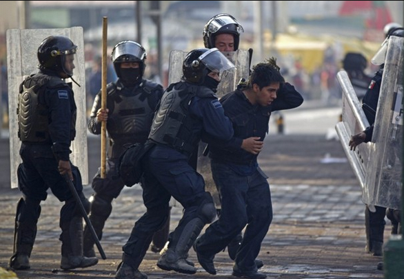 Al servicio de quién estará Mancera, del poder o de la sociedad. Al servicio de quién estará Mancera, del poder o de la sociedad.