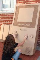 Recreación ampliada en cartón, de la GameBoy Color Recreación ampliada en cartón, de la GameBoy Color