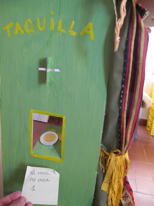 Ventanilla de la taquilla de nuestro teatrillo de cartón Jugar con cartón teatro de marionetas infantil cartoones