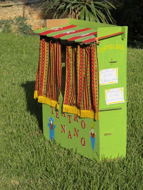 Teatro de cartón con telón y cartelera juguetes de cartón manualidades caseras niños infantil