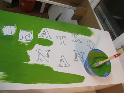 Dibujando letras sobre la superficie de cartón juguetes de cartón coloreables y personalizables