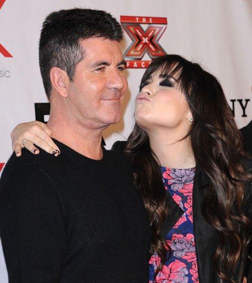 Demi Lovato, coqueta con Simon Cowell en evento final de X Factor