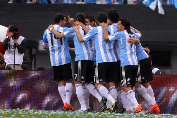 ARG 2 La Selección se despidió del público argentino con una goleada