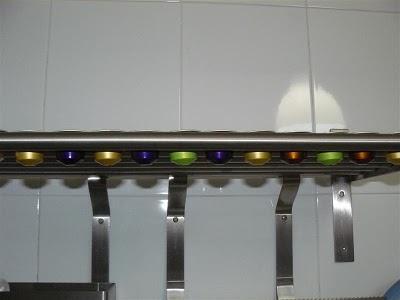 Dispensador de capsulas Nespresso con una estantería Dispensador de capsulas Nespresso con una estantería