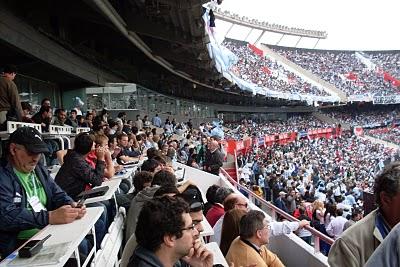 UNA MUJER SUELTA EN EL MONUMENTAL I UNA MUJER SUELTA EN EL MONUMENTAL I