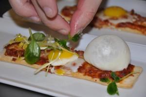 Mini Pizza de tomate, lacon, mozzarela, esparrago blanco y rabano. La Gastroteca Balneario Termas Pallarés