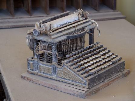 maquina_escribir ¿Por qué se organizan las letras del teclado del modo que lo hacen?