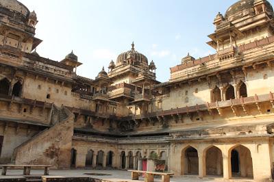 UN PALACIO PARA UNA SOLA NOCHE UN PALACIO PARA UNA SOLA NOCHE