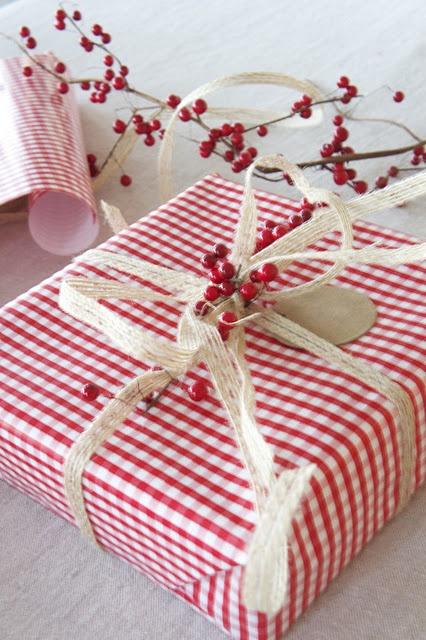 Envolviendo regalos navideños Envolviendo regalos navideños