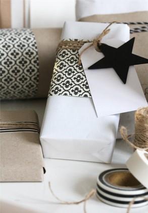 Envolviendo regalos navideños Envolviendo regalos navideños