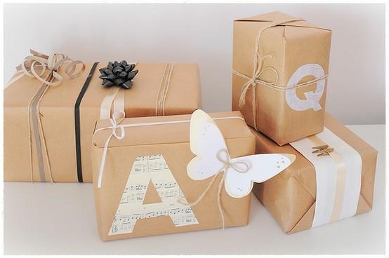 Envolviendo regalos navideños Envolviendo regalos navideños