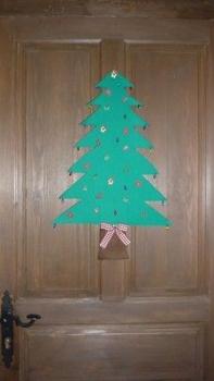 Cómo hacer un árbol de Navidad para colgar en la puerta