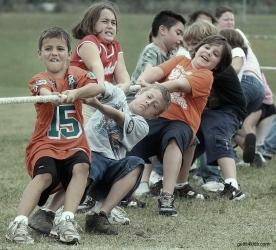 Photo Mike Hensdill/The Gaston GazetteW.A.Bess Elementary School held its field day on Tuesday as 3rd, 4th and 5th graders competed in a variety of outdoor events. Here,(L-R) 5th graders Will Farquharson, Caleb Smith, Corey Duncan and others pull with all their might in the tug-o-war. Inteligencia Emocional