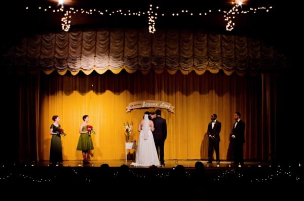 Ryan & Clarissa: Una boda navideña en un  teatro