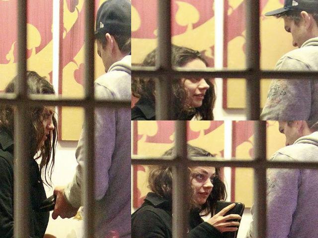 Ashton Kutcher es atrapado revisando celular de Mila Kunis (Tremendo Lio Mira la Cara de Mila Foto) Ashton Kutcher es atrapado revisando celular de Mila Kunis (Tremendo Lio Mira la Cara de Mila Foto)