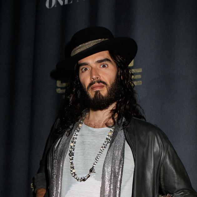 Russell Brand reparte dinero entre los indigentes Russell Brand reparte dinero entre los indigentes