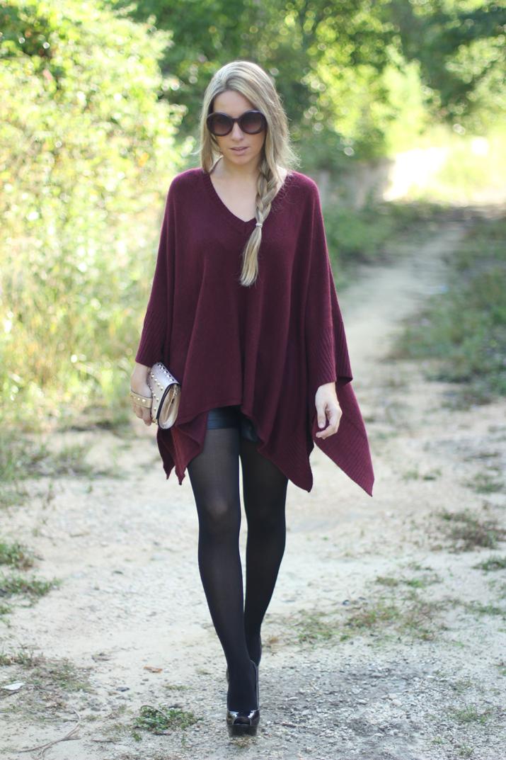 Maxi poncho burdeos Maxi poncho en color burdeos por bloguera de moda