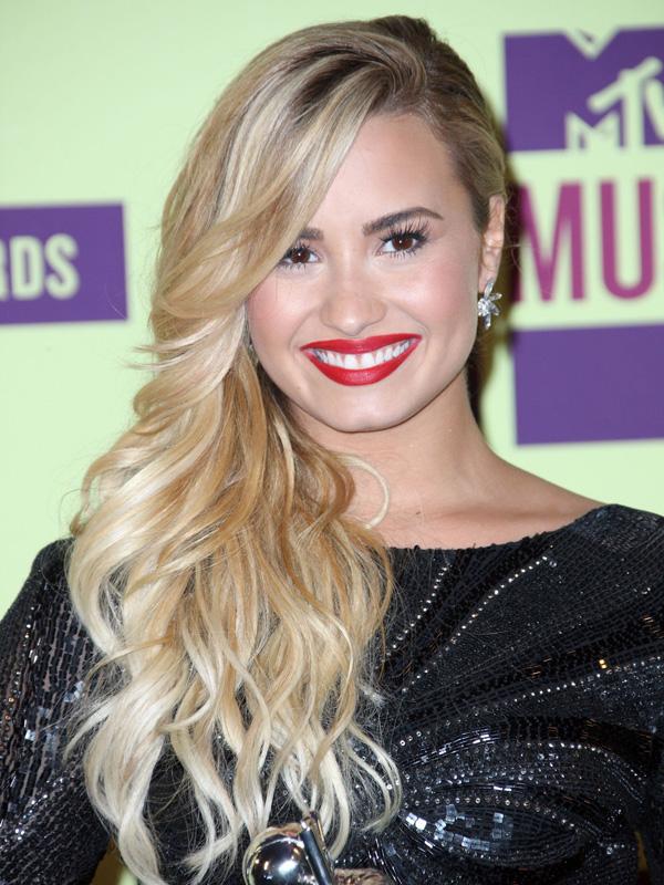 Demi Lovato pide que le manden amor a Miley Cyrus