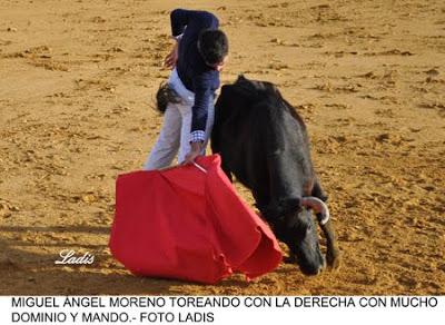 TENTADERO EN MADROÑIZ :  MIGUEL ÁNGEL MORENO LO BORDA CON CINCO VACAS DEL HIERRO DE ANTONIO ARRIBAS