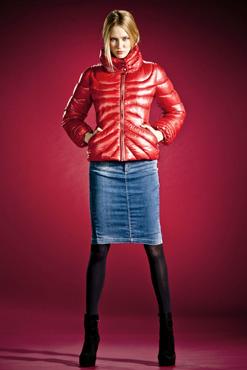 CHUBASQUERO, BOTAS Y A LA CALLE CHUBASQUERO, BOTAS Y A LA CALLE