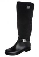 CHUBASQUERO, BOTAS Y A LA CALLE CHUBASQUERO, BOTAS Y A LA CALLE