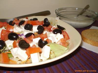 Ensalada Griega con salsa de Yogurt