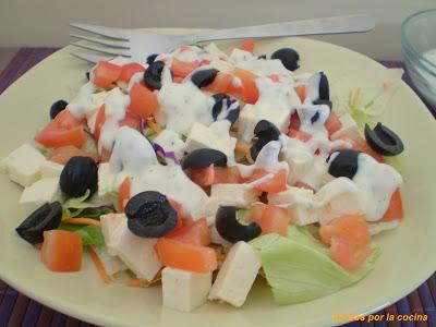 Ensalada Griega con salsa de Yogurt