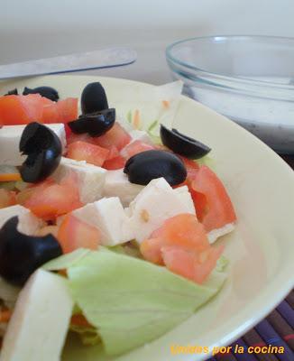 Ensalada Griega con salsa de Yogurt