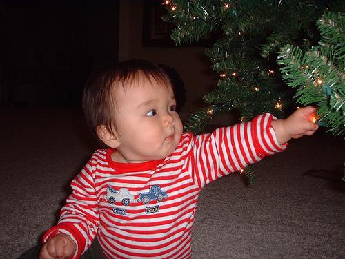 niño-navidad Cuidar a los niños de los accidentes navideños