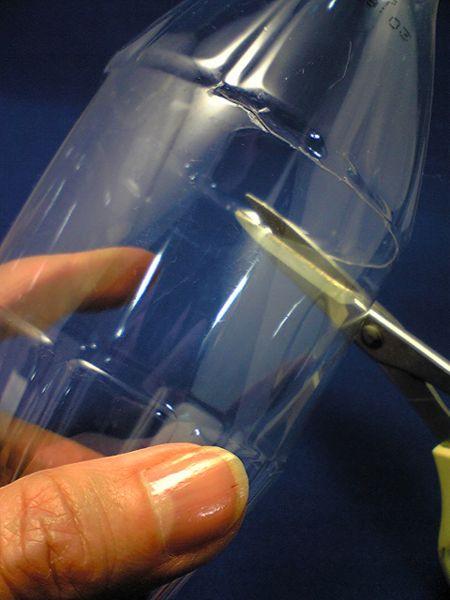 Convierte una botella de plástico en un delicado jarrón