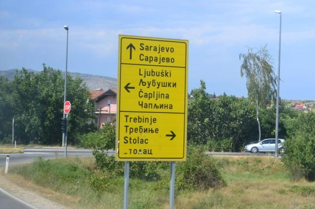 Carteles indicando la ruta a Sarajevo