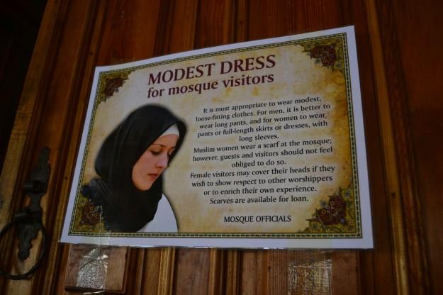 Código de vestimenta en la mezquita Karadjozbey, Mostar