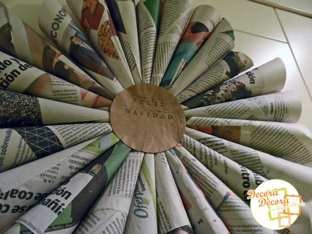 Haz una corona de Navidad con periódico.. Hacer una corona navideña para decorar la puerta.