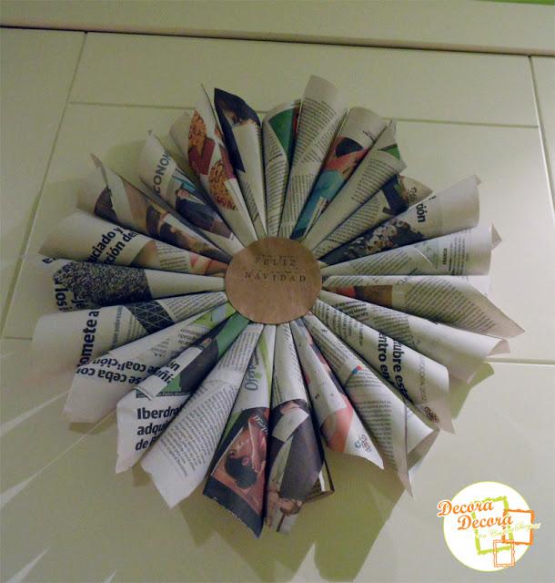 Haz una corona de Navidad con periódico.. Corona de Navidad para la puerta con periódicos.
