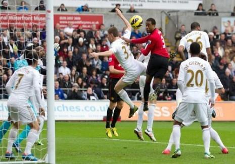 Manchester careció de ideas en Gales Evra adelantó a Manchester con un formidable cabezazo.