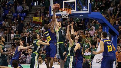 Fran Vázquez complica la Copa a un Barça en caída libre (71-69) Fran Vázquez complica la Copa a un Barça en caída libre (71-69)