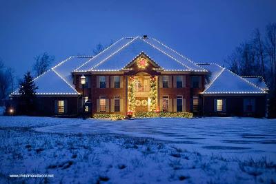 Iluminación navideña con luces artificiales Mansión decorada por fuera con luces de Navidad