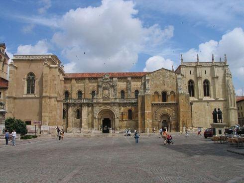 Fachada y exterior de la Colegiata de San Isidoro de León./Luidger