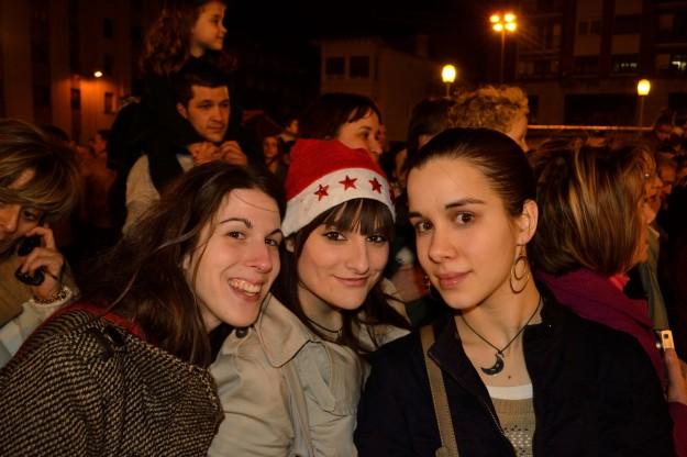 La gente disfruta del espectáculo del Olentzero en la Plaza Principal de Sestao, Vizcaya