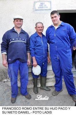 TRES GENERACIONES DE MAYORALES: ABUELO, HIJO Y NIETO CUIDAN LA GANADERÍA DE MADROÑIZ TRES GENERACIONES DE MAYORALES: ABUELO, HIJO Y NIETO CUIDAN LA GANADERÍA DE MADROÑIZ