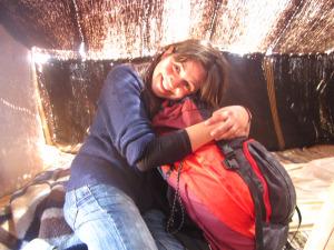 Fin de un año increíble más-el año más nómada de mi vida Qué gran compañera de viajes para este año tan nómada. EN la foto, en una jaima del desierto. Muy cómoda por cierto.