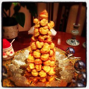 CROQUEMBOUCHE “UN POSTRE PARA OCASIONES ESPECIALES” (Francia siglo XVII) Foto 31-12-12 16 52 13